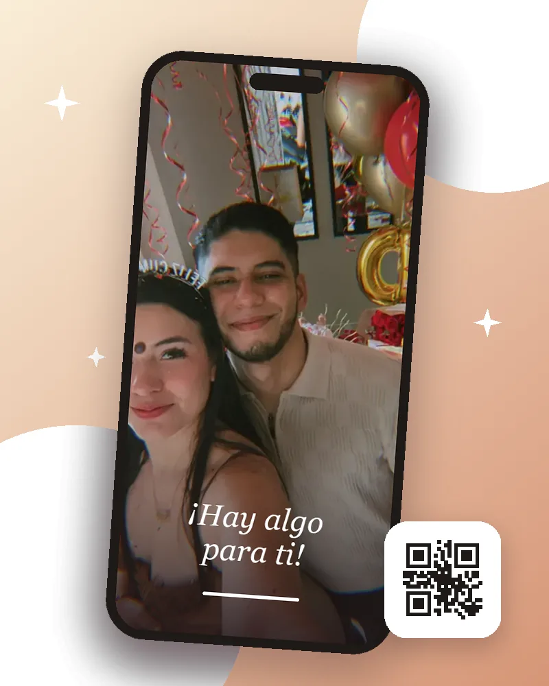 Celular mostrando el QR de cumpleaños La Carta Sorpresa, con un retrato tipo polaroid y la frase hay algo para ti