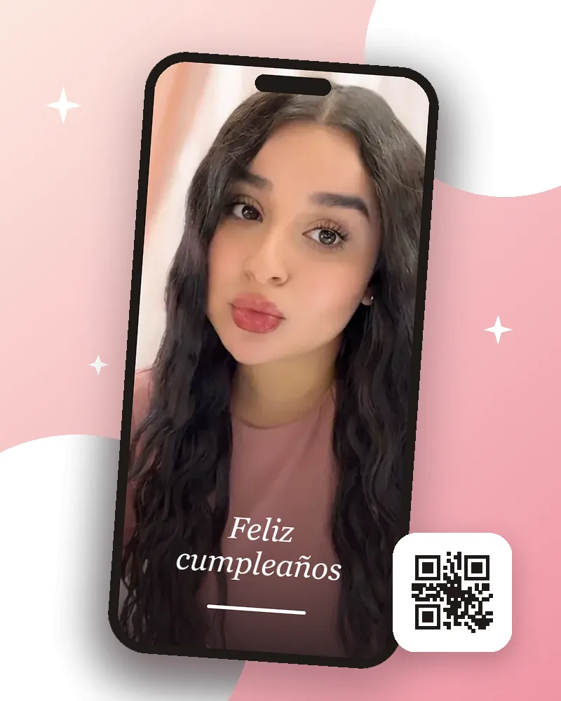Celular mostrando el QR personalizado de cumpleaños Tu Día Especial, con el retrato de la cumpleañera y flores rosadas
