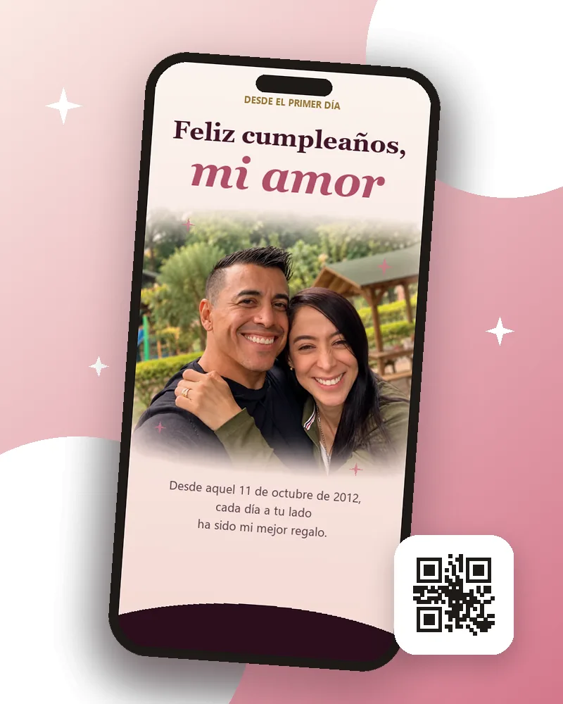Celular mostrando el QR personalizado Desde el Primer Día, con una selfie de pareja sonriendo en un parque y el título Feliz cumpleaños, mi amor