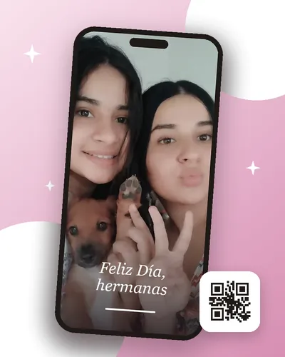 Celular mostrando el QR personalizado para hermanas Mis Cómplices, con foto de dos hermanas y su mascota