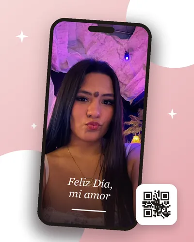 Celular mostrando el QR personalizado para pareja Nuestra Historia, con foto, mensaje de amor y música