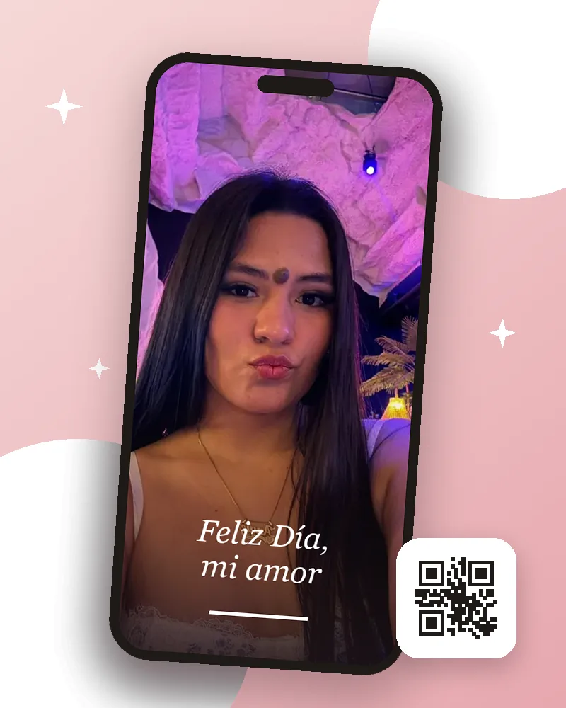 Celular mostrando el QR personalizado para pareja Nuestra Historia, con foto, mensaje de amor y música